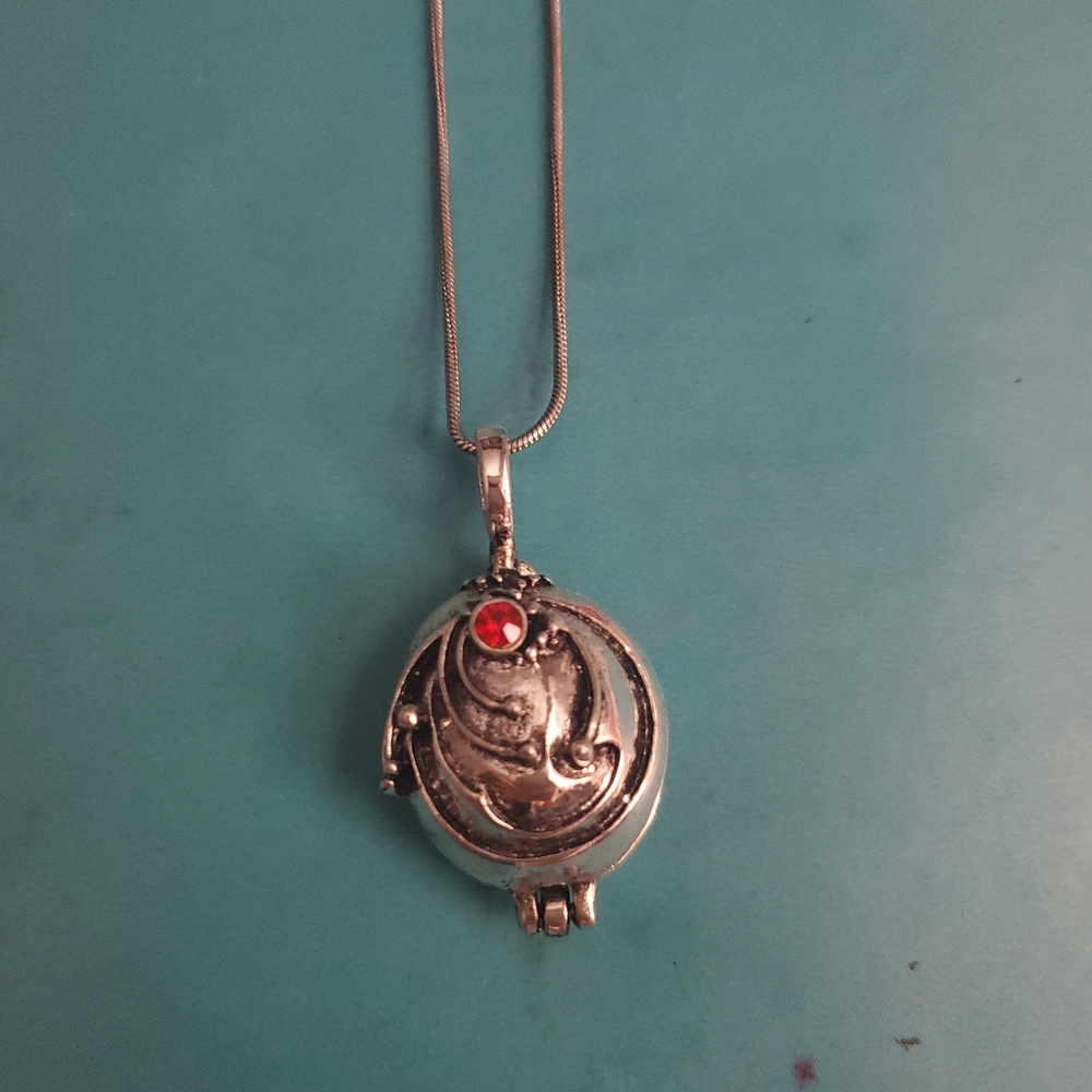 The Vampire diaries Elena's necklace! 🖤❤